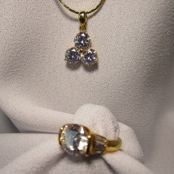💎Host Pick💎 Large CZ Stone Ring and Pendant Set - Picture 3 of 7
